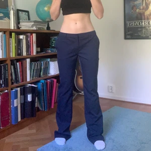 Lågmidjade kostymbyxor - Blåa lågmidjade kostymbyxor i strl 36, från märket bodyflirt❤️ långa på mig som är 167 cm lång