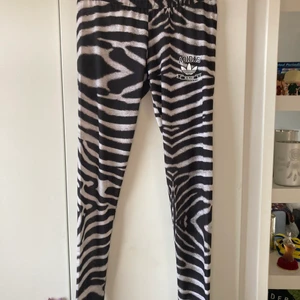 Randiga träningsbyxor  - Snygga zebranönstrade träningsbyxor med adidas märke på ena benet