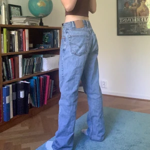 Levis 505 jeans - Jättesnygga 505:or från Levis i strl 32/32, de är lite stora för mig och är därför lågmidjade på bilderna, jeansen passar S-L beroende på vilken passform man söker❤️ perfekt längd på mig som är 167 cm (sista bilden har jag dragit upp byxorna) 