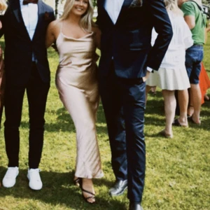 Silkesklänning - Drömmig silkesklänning den ASOS i en champangefärg🤍