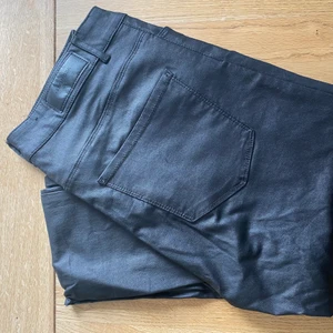 Läderbyxor  - Läderbyxor (fejk) från vero moda, midwaist