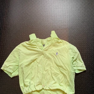 Ralph Lauren crop top  - Säljer denna unika Ralph Lauren crop top frå Urban outfitters i en snygg sommardröm färg. Den är endast provad så är i otroligt bra skick. Den är i strl L men passar även S och M. Skriv privat för intresse💙💚