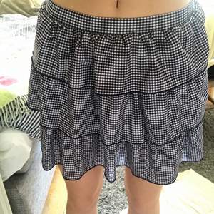 Väldigt trendig kjol från zara som är helt oanvänd! Köp direkt för 200kr💕
