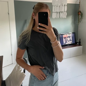 Stentvättad T-shirt från Zara - Stentvättad T-shirt från Zara. Storlek S, mjuk och skön. Jag är 174 cm.😁 frakten är ej inräknad, spårbar men är öppen för förslag kring pris.✌️