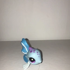 Little pet shop  - Säljer mina gamla Pet shops. De har gått upp i värde eftersom att de inte går att få tag på längre. Men jag har valt att sälja dessa för 15 kr st. Hör av dig privat om du är intresserad 💕 Köparen står för frakten, den blir olika beroende på hur många du köper🤩