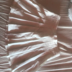 Tennis kjol  - Säljer denna jätte fina oanvända tennis kjolen från bikbok, aldrig använd och prislappen finns kvar, säljer den för att jag tycker den inte passar in i min garderob längre(ny pris 300) frakt är 66kr (den är liten i storleken) 