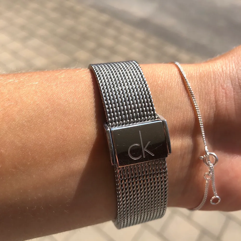 Jättefin och diskret armbandsklocka från Calvin Klein. Storlek kan anpassas enkelt med spännet. Säljer den för att den aldrig används. Den är därmed i jättebra skick. Nypris: 1790kr 🥰. Accessoarer.