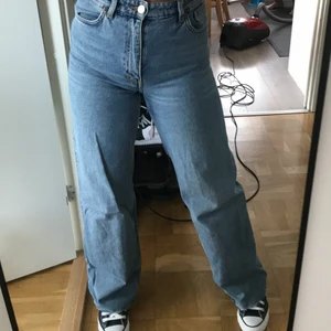 Blåa vida jeans - Säljer dessa jeansen pga av att dem är för små för mig. Köptes på monki i storleken 26. Har även klipps dem själv