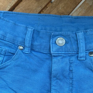 kjol - Unik kjol från dr denim! Så fin blå färg, passar fint med vita toppar🙌