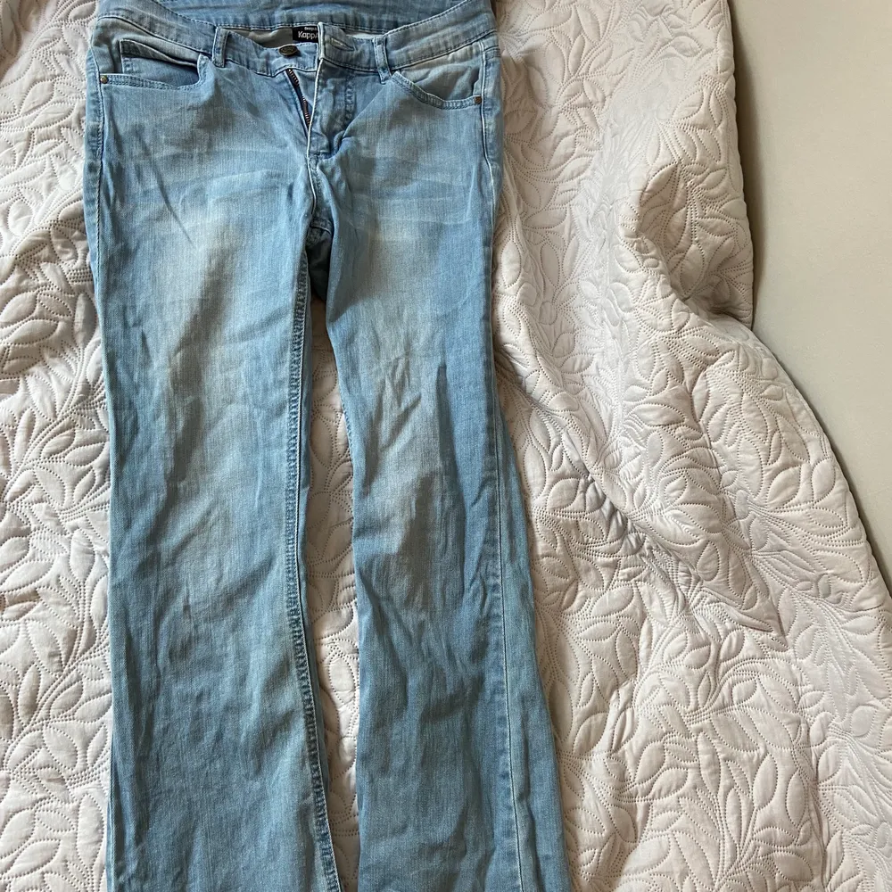 Lågmidjafe jeans, aldrig använda. Bra skick strl 38 s, jag e runt 160 cm och är lite stora i midjan . Jeans & Byxor.