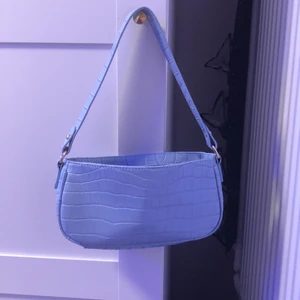 Blå väska  - En jätte fin blå väska! Oanvänd, kostar 65 kr och med frakt 85  !