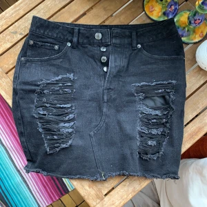 jeanskjol - Svart ripped jeanskjol från bikbok. hör av dig för fler bilder/funderingar!