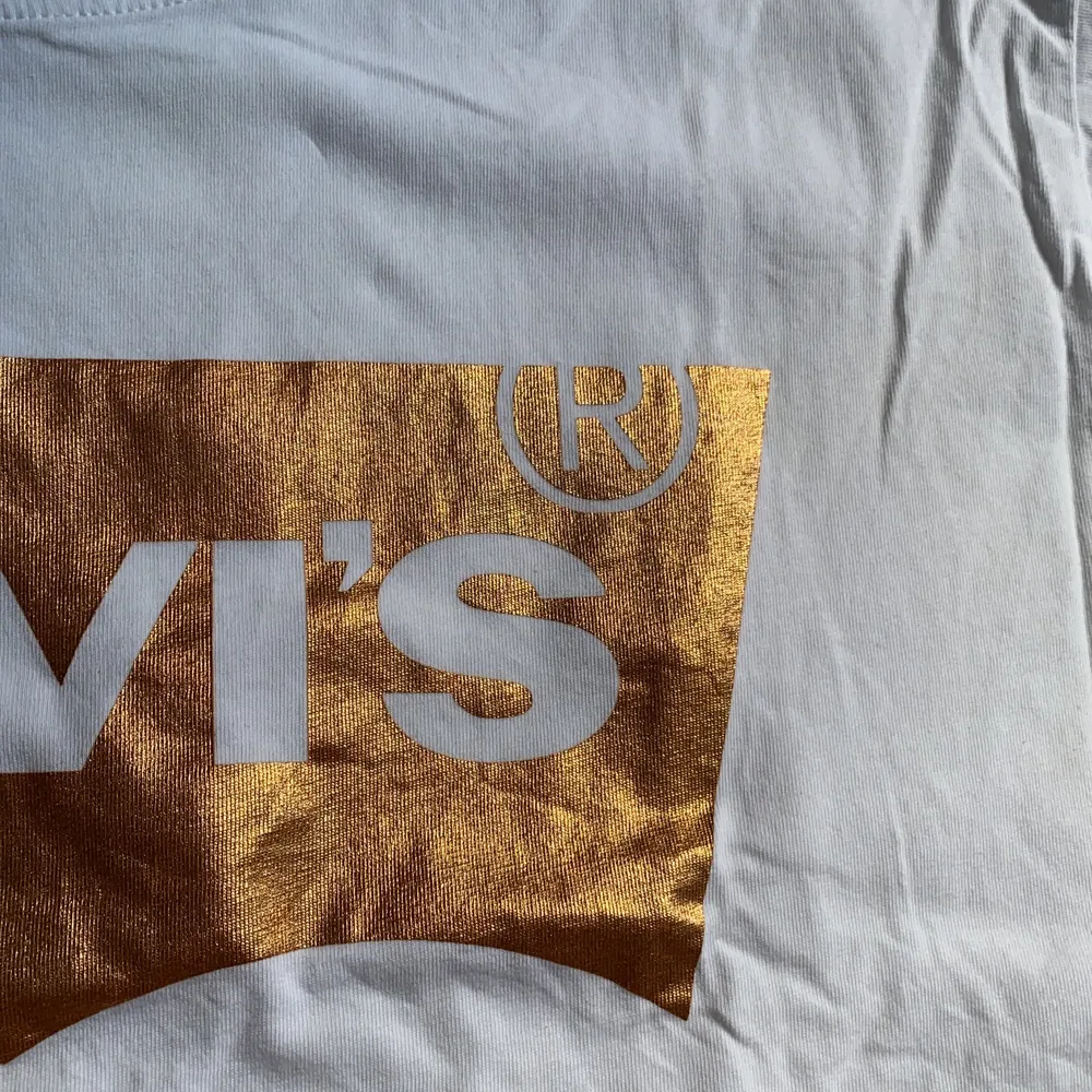 Jättefin Levi’s t-shirt med guld tryck. Den är knappt använd så jättebra skick. Säljer pga av att den nt kommer till användning!! 💓 Den sitter lite oversize så skulle passa storlekar över och under S beroende på hur man vill att den ska sitta. . T-shirts.