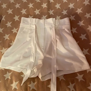 Shorts vita från Ginatricot  - Helt oandvända vita shorts från Ginatricott