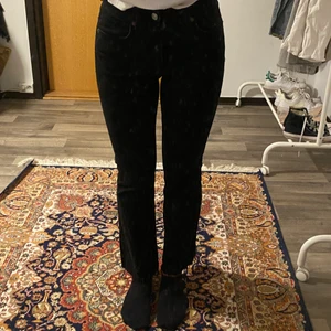 Jeans från zara  - Snygga jeans från zara som är lite utsvängda mot fötterna🤎 är 165 och de sitter perfekt 