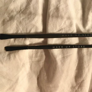 Två sminkborstar från Make up store - Två sminkborstar från make up store, ursprungligen ca 125kr för en, säljer nu båda två för 65kr. Kan hämtas, mötas upp om i närheten eller levereras, men köparen står för frakt ( frakt endast 12kr )