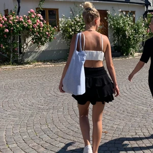 Svart kjol - Säljer min svarta volangkjol, superfint skick men kommer tyvärr inte till så mycket användning 💘 100kr + frakt, kan skicka fler bilder om det önskas 🌸