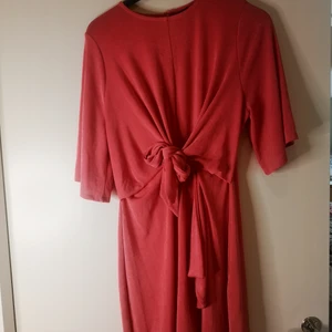 Rosa klänning med knyt i stl L - Säljer rosa klänning med knyt på framsidan från gina tricot i stl L