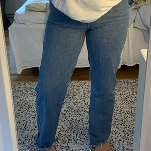 Raka jeans - Jag säljer dessa fina raka jeans då de inte kommer till användning. De är i väldigt fint skick och väldigt bekväma. De är i storlek 36 men skulle säga att de passar som 38 också.