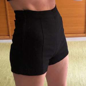 Svarta shorts från H&M, knappt använda. Är i storlek 36 men sitter väldigt tight. Skickar endast just nu pga corona (köparen betalar frakten).