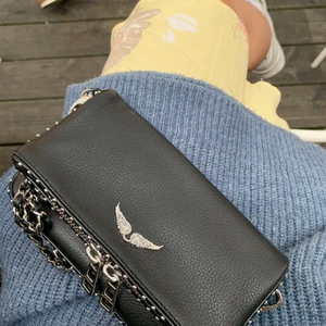 Zadig Voltaire rock nano with studs - Säljer min Zadig nano rock väska som är i mycket bra skick! (Köpte den för ca 2 månader sedan) Buda från 900kr. Bud på 1300 kr. Köp direkt för 1400 kr. Ordpris 2200kr. Äkta väska