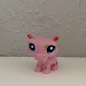 Little Pet shop  - Jag säljer just nu mina gamla ”Little Pet shop”, eftersom dessa figurerar inte går att få tag på i butik så har de fått ett stort värde på sig. Vissa e dyrare än andra då de är Rare, vilket innebär att de finns få av dessa å då höjer deras värde! 