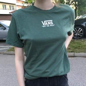 Fin grön Vans T-shirt som i nypris kostar 349kr men jag säljer den för 60kr. Den är i storlek S i herrmodell och den är i fint skick men säljer den pga att den är lite liten för min smak. Kan mötas upp i Norrköping men också skicka om köparen står för frakt (du väljer själv vilken frakt du vill ha)