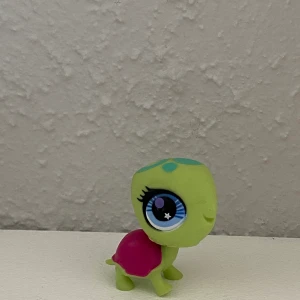 Little Pet shop  - Jag säljer just nu mina gamla ”Little Pet shop”, eftersom dessa figurerar inte går att få tag på i butik så har de fått ett stort värde på sig. Vissa e dyrare än andra då de är Rare, vilket innebär att de finns få av dessa å då höjer deras värde! 