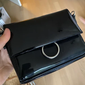 Lackväska, Don Donna - Jättefin lackväska från Don Donna, silverkedja, innerfack + dragkedjefack på baksidan 