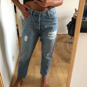 Jeans - Blå jeans med slitningar från BikBok. Avklippta efter min längd, jag är 164cm. Storlek M. Fint skick.