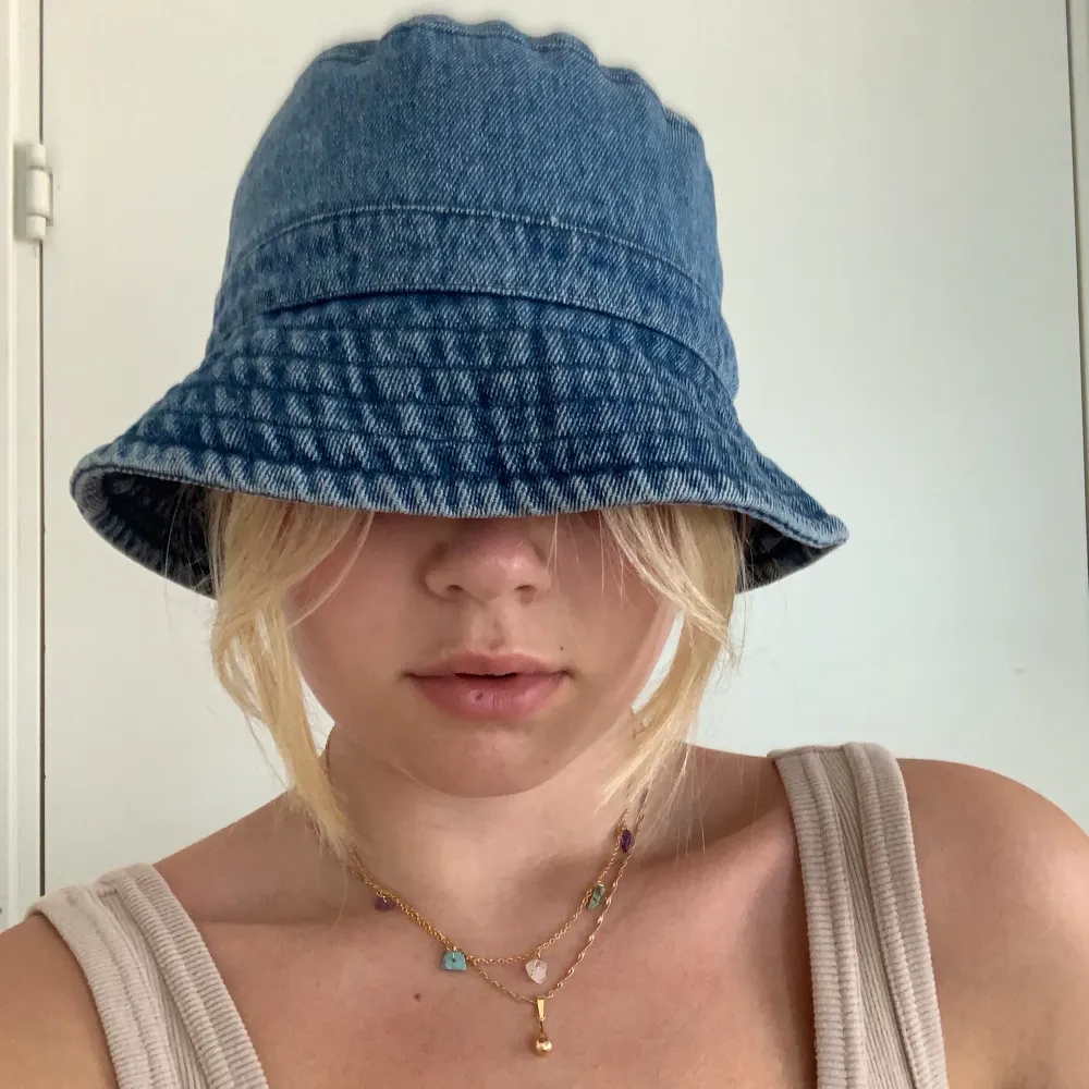 Fin jeansfärgad Buckethat från Monki i s/m. Köpt secondhand men i fint skick, har inte kunnat använda den eftersom den är för liten för mig som har m/L i hattar. . Accessoarer.