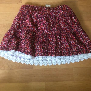 Oanvänd kjol! - Säljer en väldigt häftigt kjol i lite blommigt mönster i bra kvalite! Jag använder den inte och vill bara bli av med saker ifrån garderoben! Säljer den för 50kr + frakt! Den sitter bra på mig som har XS/S och är ganska kort men endå ok för mig som är 167