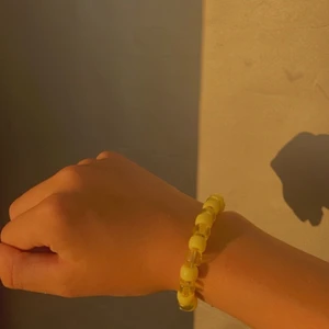 Gult smycke - Bara ett smycke kan ändra på din outfit så mycket. Därför säljer jag nu dessa elastiska armband i många olika färger!