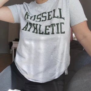 T-shirt i storlek M - Russel athletic t-shirt gjord I 100% bomull. Passformen är lite boxigare så passar även för storlek L
