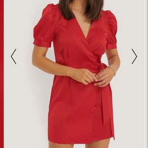 Superfin oanvänd röd klänning från Nakd. Har en liknande. 499kr ordinarie pris 