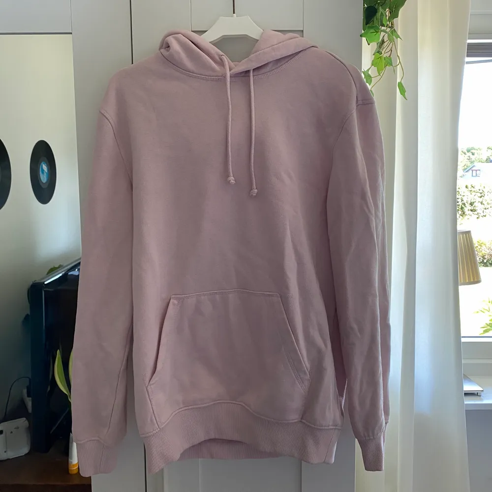 Säljer min rosa hoodie då den börjar bli för liten 🌸. Hoodies.