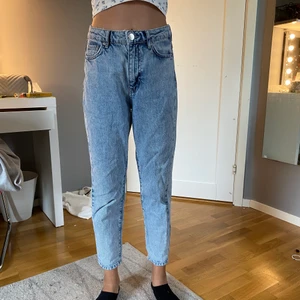Blåa mom jeans  - Ljusblåa mom jeans från ginatricot, använd max 10 gånger. Storlek 34. Tvättas innan jag skickar. Köpare står för frakt, tar Swish.