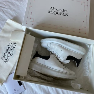 Alexander McQueen skor - Alexander McQueen skor i storlek 35,5. Mkt använda (sprickor i lädret som knappt syns) och ommålade till svart, var originellt röda på hälen. Se bild 3, hål i hälen