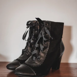 Lulu Hun klack / boots - Storlek UK 6 (39). Nypris 800 kr. Lite skavanker, men det får alla skor någon gång. ;) Se bilder för skick! Annars är dom otroligt fina, snygg 40-tals inspirerad stil och bekväma att gå i!