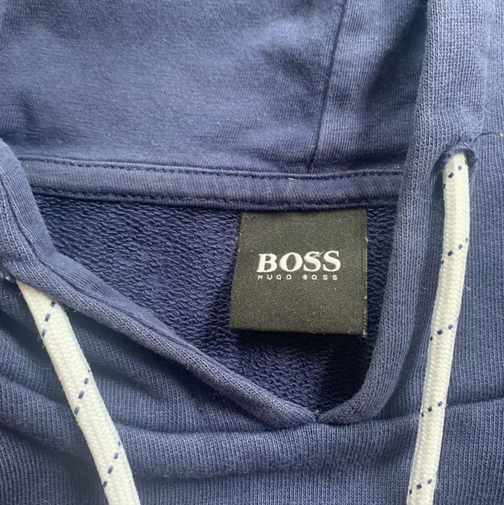En mycket fin Hugo Boss hoodie som passar både tjejer och killar. Väldigt bra skick! 🌟 köpare står för frakt. Hoodies.