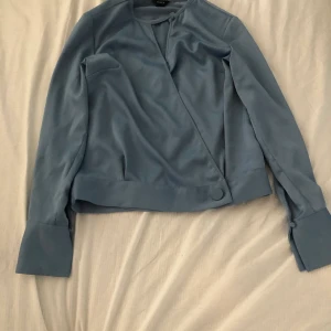 Super cool och snygg tröja  - Någon form av siden material super snygg till allt med väldigt fina detaljer💕