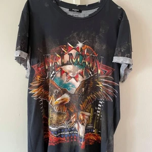 Balmain Paris T-shirt - Knappt använd t-shirt i nyskick 