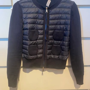 Moncler Virgin Wool kofta - Säljer nu min moncler kofta som är köpt på Room1006 i Malmö 2019, koftan är i perfekt skick bortsett från hänglappen som lossnat lite, äkhetsbevis går att få från affären den är köpt från, pris kan diskuteras vid snabb affär. Finns i Malmö