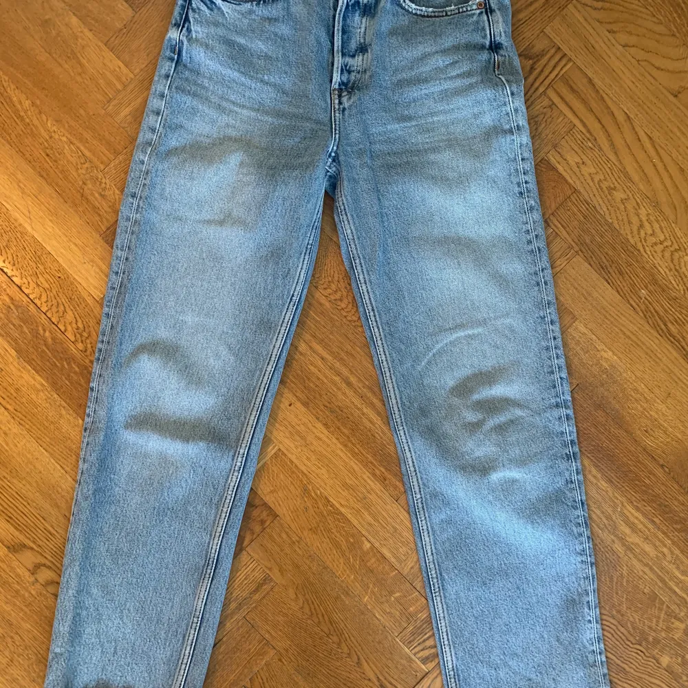 Säljer nu mina favoritjeans från &other stories. VÄLDIGT lik Levis 501-modell och är enligt mig skönare😍 Passar en 25 i jeans. Skriv bara om du har några fler frågor☀️💓✨. Jeans & Byxor.