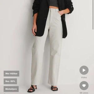 Ekologiska raka jeans  - Ekologiska raka jeans från NA-KD, långa i benen och sitter bra på! Prislappen är av då jag tvättat dom 1 gång, annars aldrig använda. (Nypris 399, På rea 200kr plus frakt på deras hemsida)