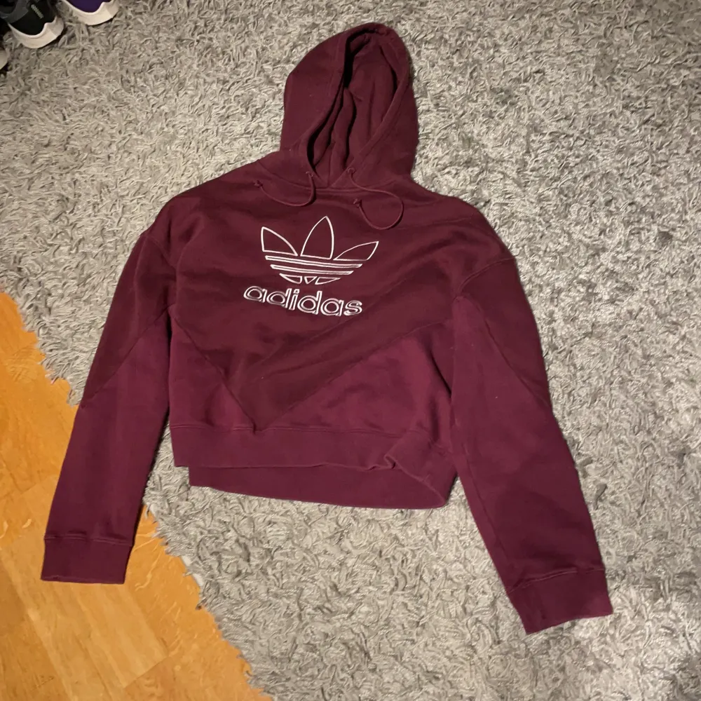 Vinröd/lila adidas hoodie i storlek L men passa mer som M. Kort i modellen. Hoodies.