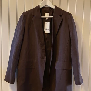 Oversized kavaj  - Brun oversize kavaj från hm i xs, väldigt snygg överlag men lång modell på mig som är 158cm, aldrig använd med tags kvar, nypris var runt 500kr