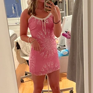 Rosa sommarklänning - Supersöt trendig sommarklänning som är rosa med lite mönster på. Klänningen går att reglera i axelbanden och har glittriga snören framtill. Den är från märket Mississippi. Passar en storlek S eller liten M. Frakt tillkommer på 66 kr. Skriv för fler bilder!