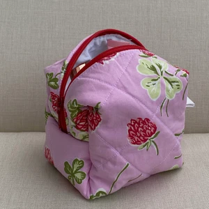 Sminkväska - Supergullig necessär i mindre storlek 🍓 perfekt att förvara smycken eller mindre sminkprodukter i ❤️