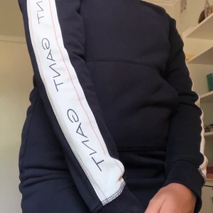 Super fin lång Hoodie klänning. - Märkes plagget passar bra om man vill vara fin men endå vara skönt klädd. Den är nästan inte andvänd. 